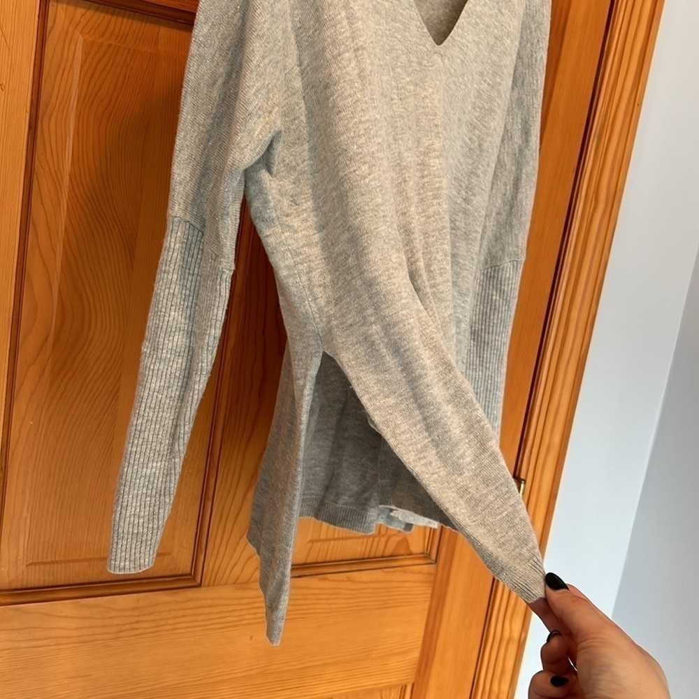 Aritzia Babaton Baylor Wool V-Neck Long Sleeve Grey Sweater Size XXS/XS - Picture 5 of 7